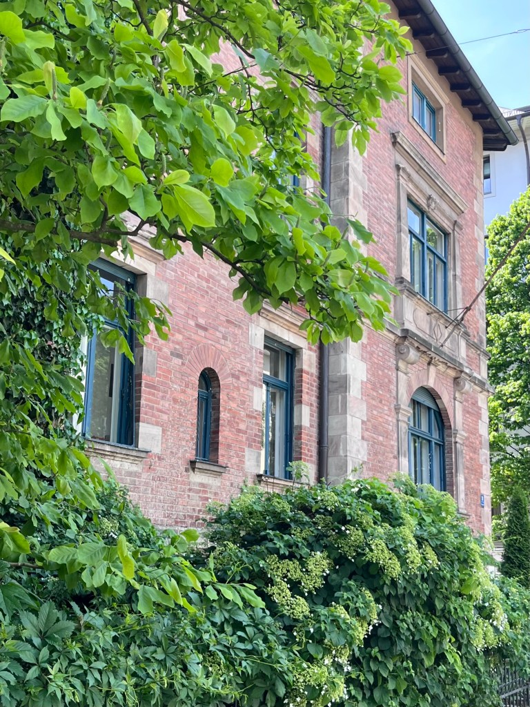 Die Villa, in der sich heute das Institut für Theaterwissenschaft der LMU befindet.
Foto: Benedict D'Costa.