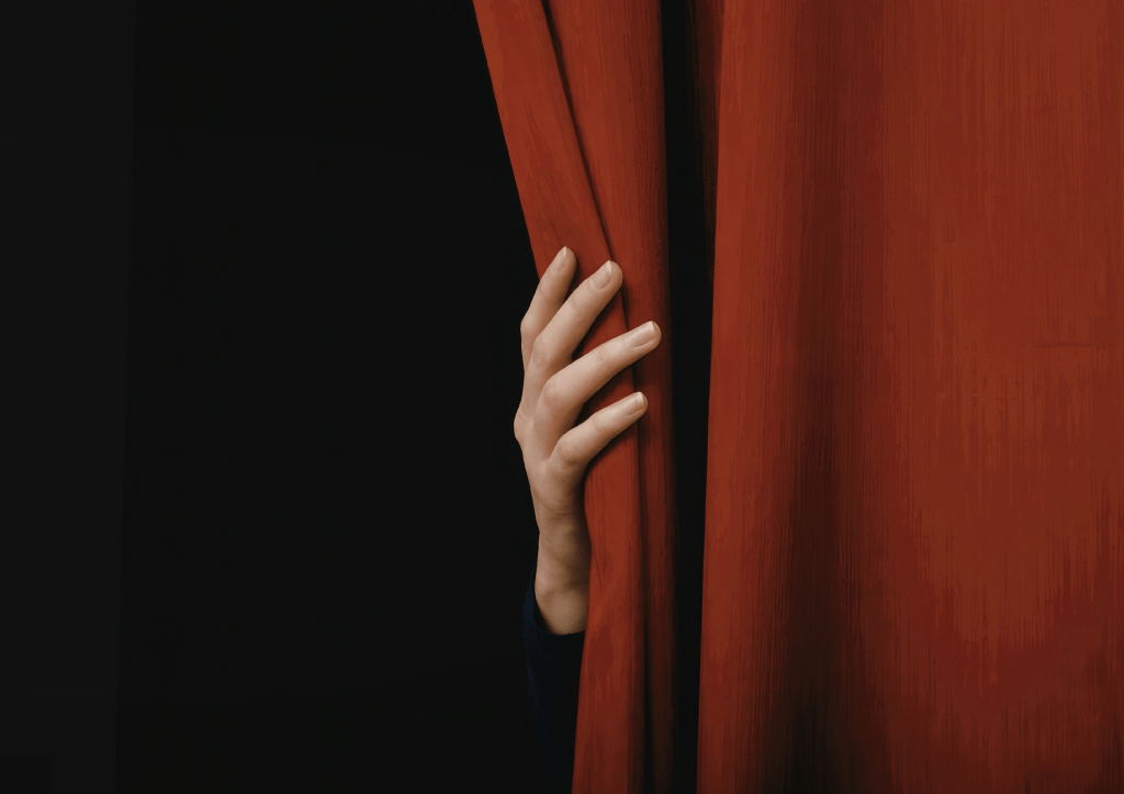 Eine Frauenhand schiebt einen Theatervorhang zur Seite, ohne, dass man etwas von ihr außer ihrer Hand sieht.