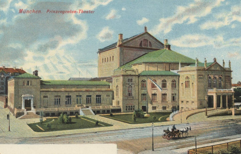 Ansichtskarte des Prinzregententheaters in München um 1900.
Foto: Urheber unbekannt, in: Wikipedia Commons (https://commons.wikimedia.org/wiki/File:München,_Bayern_-_Prinzregententheater_(2)_(Zeno_Ansichtskarten).jpg?uselang=de).