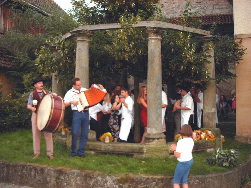 Tanzlinde. Ein Ort für das ganze Dorf.
Tanzlinden waren Teil dörflicher Kultur und dienten als Mittelpunkt lokaler Traditionen und Tanzbräuche. Sie sind jedoch nicht mehr üblich.


